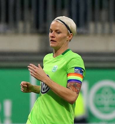 VfL vs Bayern, Frauen Wolfsburg, Deutschland. 19.03.2017, FUßBALL - VfL Wolfsburg vs FC Bayern München, 1. Allianz Frauen Bundesliga, Saison 2016-17. Bild zeigt: Nilla Fischer (VfL Wolfsburg) spielt gegen den Bayern erstmal mit Kapitänsbinde in Regenbogenfarben Wolfsburg