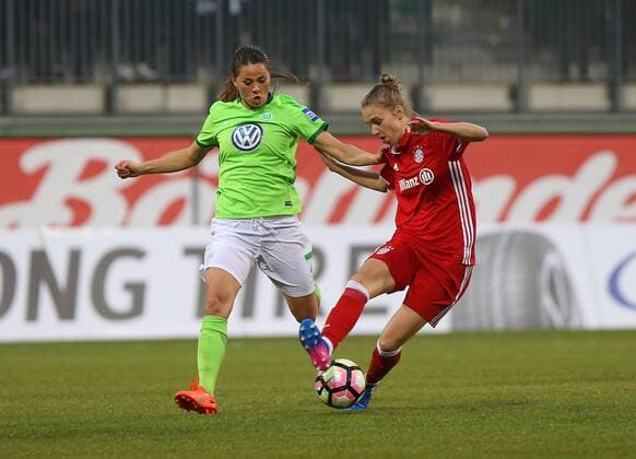 VfL vs Bayern, Frauen Wolfsburg, Deutschland. 19.03.2017, FUßBALL - VfL Wolfsburg vs FC Bayern München, 1. Allianz Frauen Bundesliga, Saison 2016-17. Bild zeigt: Sara Björk Gunnarsdottir (VfL Wolfsburg), Vivianne Miedema (FC Bayern Muenchen) Wolfsburg