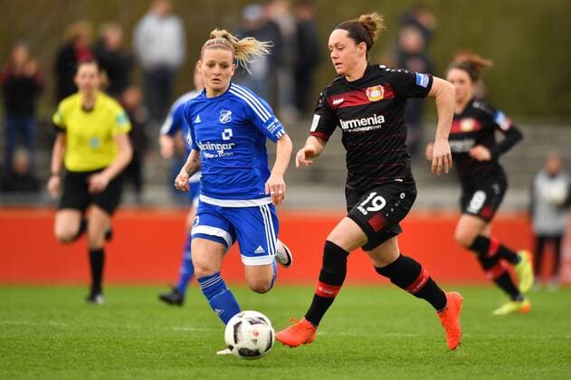 Zweikampf Isabelle Meyer (SC Sand) (23) mit Lisa Schwab (Bayer 04 Leverkusen) (19), Fussball, Allianz Frauen-Bundesliga, Bayer 04 Leverkusen - SC Sand, xmkx