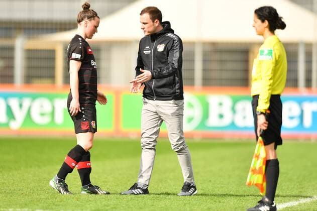 Marina Hegering (Bayer 04 Leverkusen) (17) erhält Anweisungen von Malte Dresen (Bayer 04 Leverkusen) (Trainer), Fussball, Allianz Frauen-Bundesliga, Bayer 04 Leverkusen - SC Sand, xmkx