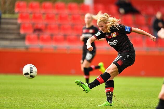 Rachel Rinast (Bayer 04 Leverkusen) (31) mit Torschuss, Fussball, Allianz Frauen-Bundesliga, Bayer 04 Leverkusen - SC Sand, xmkx