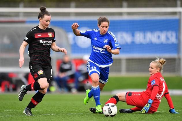 Marina Hegering (Bayer 04 Leverkusen) (17) versucht Nina Burger (SC Sand) (19) zu stoppen, Fussball, Allianz Frauen-Bundesliga, Bayer 04 Leverkusen - SC Sand, xmkx