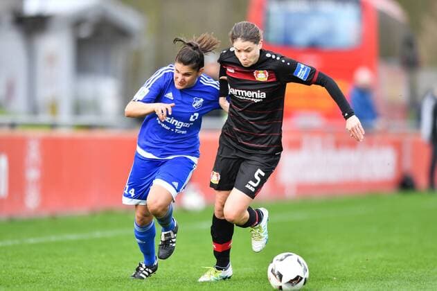 Jovana Damjanovic (SC Sand) (14) verliert das Duell gegen Annike Krahn (Bayer 04 Leverkusen) (5), Fussball, Allianz Frauen-Bundesliga, Bayer 04 Leverkusen - SC Sand, xmkx