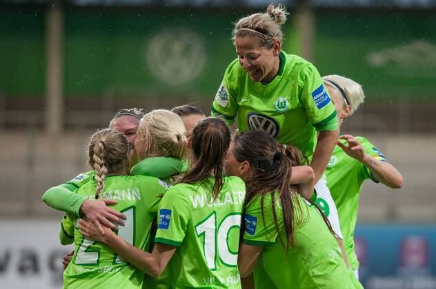 Die Spielerinnen des VfL Wolfsburg mit Torjubel, Jubel, Freude über das Tor zum 1:0, Fussball, Allianz Frauen-Bundesliga, VfL Wolfsburg - FC Bayern München, xobx