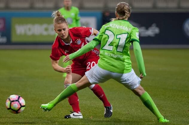 v.li.: Leonie Maier (FC Bayern München, 20) im Zweikampf mit Lara Dickenmann (VfL Wolfsburg, 21), Fussball, Allianz Frauen-Bundesliga, VfL Wolfsburg - FC Bayern München, xobx