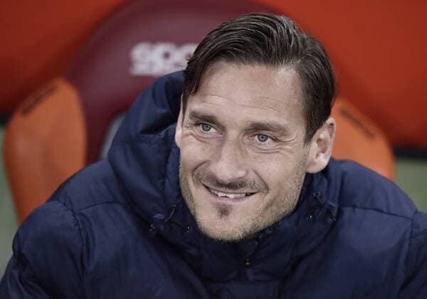 Italy Soccer Serie A: Roma beats Sassuolo 3-1 Roma Francesco Totti smiles on the bench prior to the start of the Serie A soccer match between Roma and Sassuolo at the Olympic stadium  IsabellaxBonottox xPacificxPress