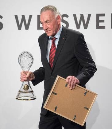 20.03.2017, xfux, Fussball, Festakt anlässlich der Beendigung des 63. Fußball-Lehrer-Lehrgangs, emspor emonline, v.l. Bernd Schroeder wird ausgezeichnet mit dem Ehrenpreis Neu Isenburg