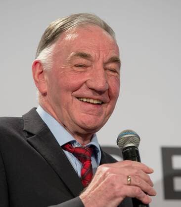 20.03.2017, xfux, Fussball, Festakt anlässlich der Beendigung des 63. Fußball-Lehrer-Lehrgangs, emspor emonline, v.l. Bernd Schroeder wird ausgezeichnet mit dem Ehrenpreis Neu Isenburg