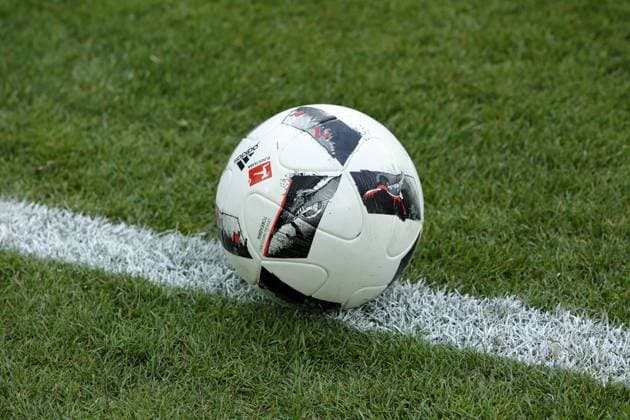 Fussball, Symbolfoto, Ball liegt auf dem Rasen, Seitenlinie, Torlinie, Torlinientechnik Sport, Fussball, Symbolfoto, Ball liegt auf dem Rasen, Seitenlinie, Torlinie, Torlinientechnik, sports, football, symbolism, ball lies on the turf, sideline, touchline, goalline