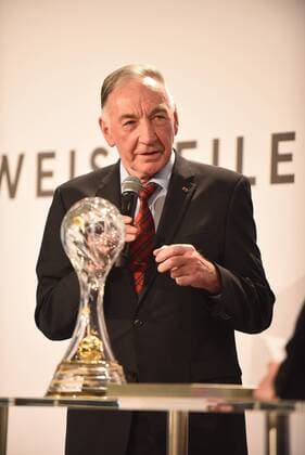 20.03.2017 Deutschland, Neu-Isenburg, Hotel Kempinski DFB Trainergala - Abchluss Trainerlehrgang, Fußball-Lehrer-Lizenzen DFB vergibt Ehrenpreis Lebenswerk an Bernd Schröder Bild zeigt Bernd Schröder mit dem Preis