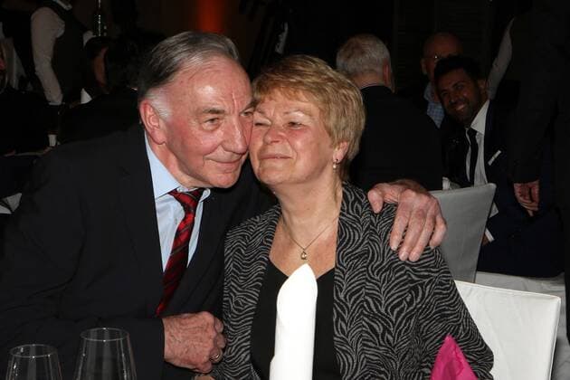 Bilder des Tages - SPORT 20.03.2017 Deutschland, Neu-Isenburg, Hotel Kempinski DFB Trainergala - Abchluss Trainerlehrgang, Fußball-Lehrer-Lizenzen DFB vergibt Ehrenpreis Lebenswerk an Bernd Schröder Bild zeigt Bernd Schröder mit Ehefrau Ulrike