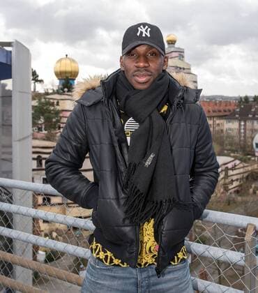 02.03.2017, xfux, Fussball 1.Bundesliga, SV Darmstadt 98 Fotoshooting mit Wilson Kamavuaka an der Waldspirale in Darmstadt, die von Friedensreich Hundertwasser gestaltet und vom Architekten Heinz Springmann geplant wurde, emspor emonline deloka, v.l. Wilson Kamavuaka (SV Darmstadt 98) Darmstadt