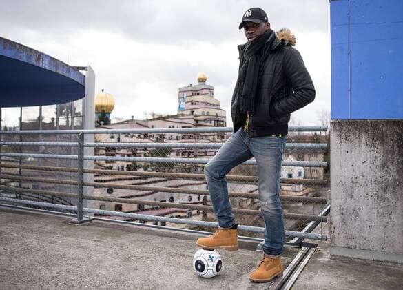 02.03.2017, xfux, Fussball 1.Bundesliga, SV Darmstadt 98 Fotoshooting mit Wilson Kamavuaka an der Waldspirale in Darmstadt, die von Friedensreich Hundertwasser gestaltet und vom Architekten Heinz Springmann geplant wurde, emspor emonline deloka, v.l. Wilson Kamavuaka (SV Darmstadt 98) Darmstadt