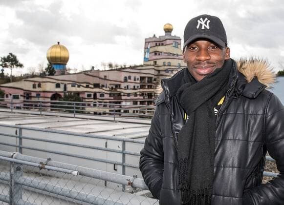 02.03.2017, xfux, Fussball 1.Bundesliga, SV Darmstadt 98 Fotoshooting mit Wilson Kamavuaka an der Waldspirale in Darmstadt, die von Friedensreich Hundertwasser gestaltet und vom Architekten Heinz Springmann geplant wurde, emspor emonline deloka, v.l. Wilson Kamavuaka (SV Darmstadt 98) Darmstadt