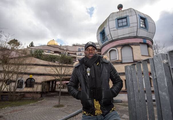 02.03.2017, xfux, Fussball 1.Bundesliga, SV Darmstadt 98 Fotoshooting mit Wilson Kamavuaka an der Waldspirale in Darmstadt, die von Friedensreich Hundertwasser gestaltet und vom Architekten Heinz Springmann geplant wurde, emspor emonline deloka, v.l. Wilson Kamavuaka (SV Darmstadt 98) Darmstadt