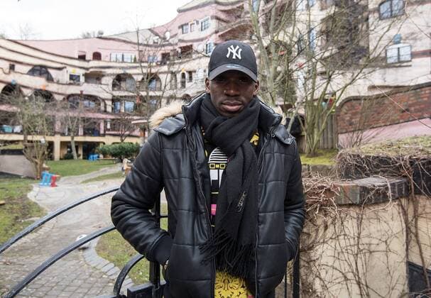 02.03.2017, xfux, Fussball 1.Bundesliga, SV Darmstadt 98 Fotoshooting mit Wilson Kamavuaka an der Waldspirale in Darmstadt, die von Friedensreich Hundertwasser gestaltet und vom Architekten Heinz Springmann geplant wurde, emspor emonline deloka, v.l. Wilson Kamavuaka (SV Darmstadt 98) Darmstadt