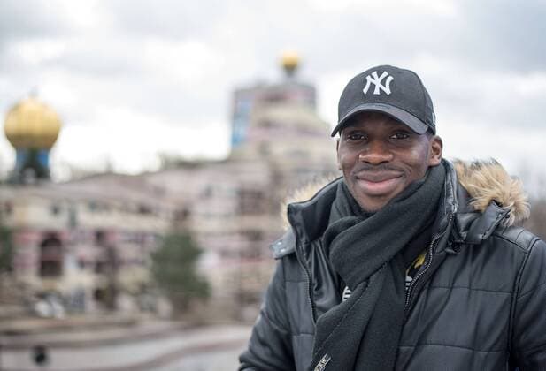 02.03.2017, xfux, Fussball 1.Bundesliga, SV Darmstadt 98 Fotoshooting mit Wilson Kamavuaka an der Waldspirale in Darmstadt, die von Friedensreich Hundertwasser gestaltet und vom Architekten Heinz Springmann geplant wurde, emspor emonline deloka, v.l. Wilson Kamavuaka (SV Darmstadt 98) Darmstadt