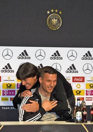 Themen der Woche - SPORT Bilder des Tages - SPORT 21.03.2017, Fussball Test-Länderspiel, Deutschland - England, in Dortmund, Abschieds-Pressekonferenz von Lukas Podolski (Deutschland) im Deutschen Fussball Museum in Dortmund. Trainer Joachim Löw (Deutschland) umarmt Lukas Podolski (vorne, Deutschland) 