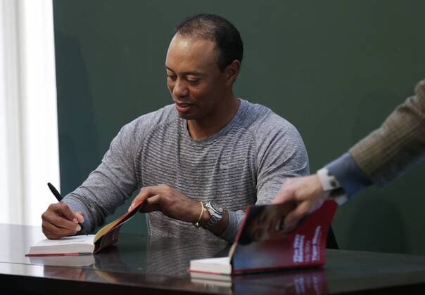 Golf, Tiger Woods Buchpräsentation The Masters 1997: My Story Tiger Woods signs a copy of his book, The 1997 Masters: My Story , at the Union Square Barnes & Noble in New York City on March 20, 2017. The book is a reflection on his historic Masters win in honor of its upcoming twentieth anniversary.  NYP20170320101 JOHNxANGELILLO