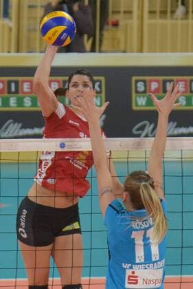 21.03.2017, xtkx, Volleyball 1.Bundesliga Damen, VC Wiesbaden - SC Potsdam, emspor, v.l. Ivona Svobodnikova (Potsdam) , Simona Kosova (VC Wiesbaden) , Wiesbaden