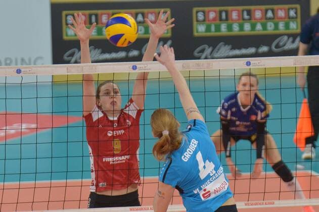 21.03.2017, xtkx, Volleyball 1.Bundesliga Damen, VC Wiesbaden - SC Potsdam, emspor, v.l. Lisa Gruending (Potsdam) , Tanja Grosser (VC Wiesbaden) , Wiesbaden
