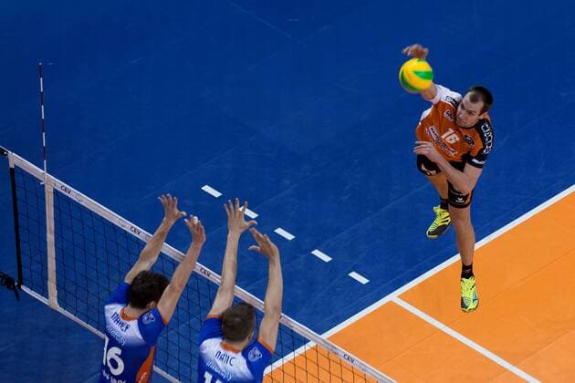 Berlin, Deutschland, 21.03.2017: Volleyball CEV Championsleague Playoff-12 Hinspiel Saison 2016 2017 - Berlin Recycling Volleys - Istanbul BBSK. Wouter ter Maat (BR Volleys 16) gegen den Block aus Nicolas Marechal (Istanbul 16) und Marko Mert Matic (Istanbul 15)