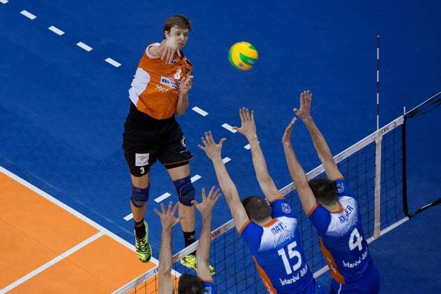 Berlin, Deutschland, 21.03.2017: Volleyball CEV Championsleague Playoff-12 Hinspiel Saison 2016 2017 - Berlin Recycling Volleys - Istanbul BBSK. Robert Kromm (BR Volleys 3) gegen den Block aus Marko Mert Matic (Istanbul 15) und Antonin Rouzier (Istanbul 4)