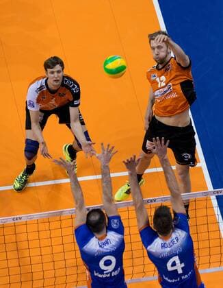 Berlin, Deutschland, 21.03.2017: Volleyball CEV Championsleague Playoff-12 Hinspiel Saison 2016 2017 - Berlin Recycling Volleys - Istanbul BBSK. Paul Carroll (BR Volleys 12) gegen den Block aus Azkan Hayirli (Istanbul 9) und Antonin Rouzier (Istanbul 4)