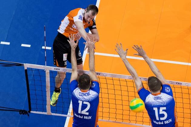 Berlin, Deutschland, 21.03.2017: Volleyball CEV Championsleague Playoff-12 Hinspiel Saison 2016 2017 - Berlin Recycling Volleys - Istanbul BBSK. Wouter ter Maat (BR Volleys 16) gegen den Block aus Tomi Coskovic (Istanbul 12) und Marko Mert Matic (Istanbul 15)