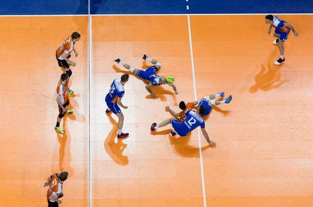 Berlin, Deutschland, 21.03.2017: Volleyball CEV Championsleague Playoff-12 Hinspiel Saison 2016 2017 - Berlin Recycling Volleys - Istanbul BBSK. Paul Carroll (BR Volleys 12), Aleksandar Okolic (BR Volleys 1) und Robert Kromm (BR Volleys 3) schauen zu, wie Marko Mert Matic (Istanbul 15), Caner Peksen (Istanbul 2), Tomi Coskovic (Istanbul 12) und Burak Mert (Istanbul 20) dem Ball hinterherhechten