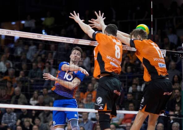 Berlin, Deutschland, 21.03.2017: Volleyball CEV Championsleague Playoff-12 Hinspiel Saison 2016 2017 - Berlin Recycling Volleys - Istanbul BBSK. Nicolas Marechal (Istanbul 16) gegen den Block aus Graham Vigrass (BR Volleys 8) und Paul Carroll (BR Volleys 12)
