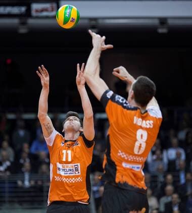 Berlin, Deutschland, 21.03.2017: Volleyball CEV Championsleague Playoff-12 Hinspiel Saison 2016 2017 - Berlin Recycling Volleys - Istanbul BBSK. Tsimafei Zhukouski (BR Volleys 11) spielt zu Graham Vigrass (BR Volleys 8)