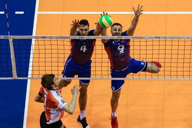 Volleyball, Herren, Saison 2016 17 CEV Champions League, 1. Playoff-Runde, Rückspiel, BR Volleys - Istanbul BBSK, Robert Kromm (Nr. 3, Berlin Recycling Volleys), Antonin Rouzier, Özkan Hayirli (Nr. 9, Istanbul BBSK), 21.03.17,