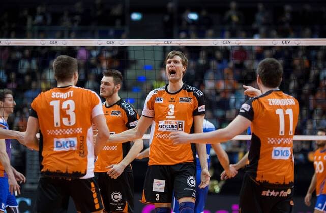 Bilder des Tages - SPORT Berlin, Deutschland, 21.03.2017: Volleyball CEV Championsleague Playoff-12 Hinspiel Saison 2016 2017 - Berlin Recycling Volleys - Istanbul BBSK. Jubel Ruben Schott (BR Volleys 13), Aleksandar Okolic (BR Volleys 1), Robert Kromm (BR Volleys 3), Tsimafei Zhukouski (BR Volleys 11)