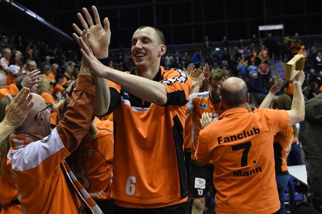 Volleyball, Herren, Saison 2016 17 CEV Champions League, 1. Playoff-Runde, Rückspiel, BR Volleys - Istanbul BBSK, Jubel bei den BR Volleys nach dem Sieg im Golden Set, Felix Fischer (Nr. 6, Berlin Recycling Volleys) klatscht mit den Fans ab, 21.03.17,