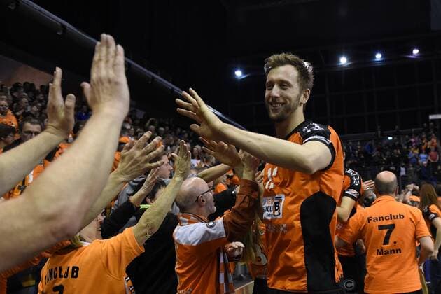 Volleyball, Herren, Saison 2016 17 CEV Champions League, 1. Playoff-Runde, Rückspiel, BR Volleys - Istanbul BBSK, Jubel bei den BR Volleys nach dem Sieg im Golden Set, Paul Carroll (Nr. 12, Berlin Recycling Volleys) klatscht mit den Fans ab, 21.03.17,