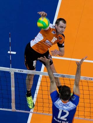 Berlin, Deutschland, 21.03.2017: Volleyball CEV Championsleague Playoff-12 Hinspiel Saison 2016 2017 - Berlin Recycling Volleys - Istanbul BBSK. Wouter ter Maat (BR Volleys 16) gegen den Block aus Tomi Coskovic (Istanbul 12)