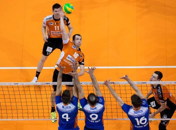 Berlin, Deutschland, 21.03.2017: Volleyball CEV Championsleague Playoff-12 Hinspiel Saison 2016 2017 - Berlin Recycling Volleys - Istanbul BBSK. Wouter ter Maat (BR Volleys 16) gegen den Block aus Antonin Rouzier (Istanbul 4), A?zkan Hayirli (Istanbul 9), Nicolas Marechal (Istanbul 16)