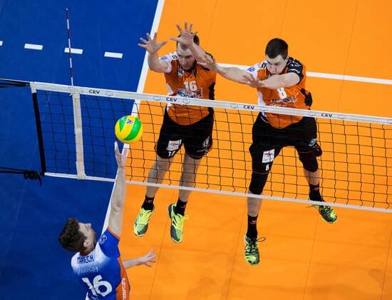 Berlin, Deutschland, 21.03.2017: Volleyball CEV Championsleague Playoff-12 Hinspiel Saison 2016 2017 - Berlin Recycling Volleys - Istanbul BBSK. Nicolas Marechal (Istanbul 16) gegen den Block aus Wouter ter Maat (BR Volleys 16) und Graham Vigrass (BR Volleys 8)
