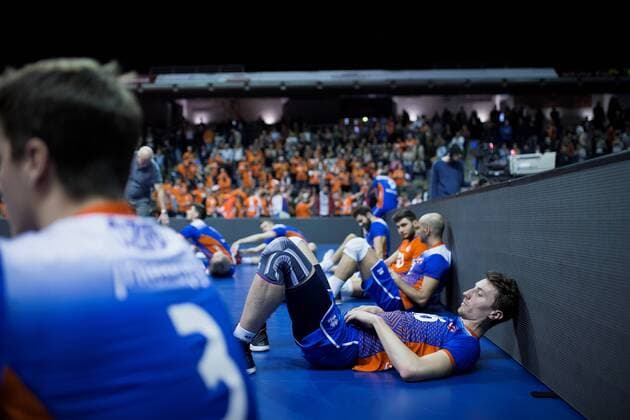 Berlin, Deutschland, 21.03.2017: Volleyball CEV Championsleague Playoff-12 Hinspiel Saison 2016 2017 - Berlin Recycling Volleys - Istanbul BBSK. Nicolas Marechal (Istanbul 16) liegt nach dem Spiel frustriert auf dem Boden