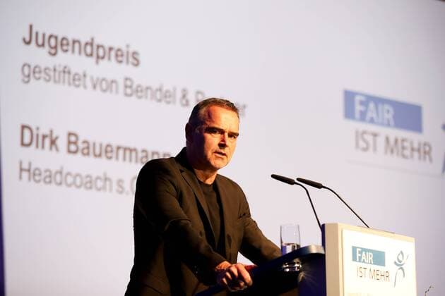 Deutschland, Würzburg, VCC, 21.03.2017, Fair ist Mehr Bild: Dirk Bauermann (Headcoach s.Oliver Würzburg) überreicht den Jugendpreis Copyright: HMBxMedia xHeikoxBecker