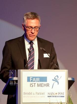 Deutschland, Würzburg, VCC, 21.03.2017, Fair ist Mehr Bild: Siegfried Kaidel (Präsident des Deutschen Ruder-Verbandes (DRV)) überreicht den 3. Preis Copyright: HMBxMedia xHeikoxBecker