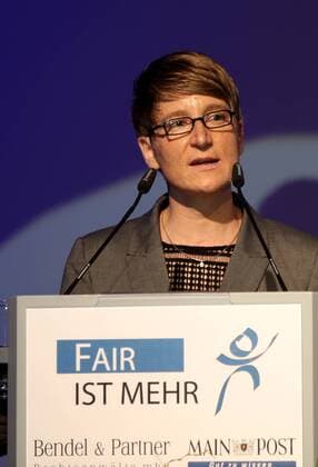 Deutschland, Würzburg, VCC, 21.03.2017, Fair ist Mehr Bild: Franziska Liebhardt (Goldmedaillen-Gewinnerin (Kugelstoßen) bei den Paralympics 2016) überreicht den 1. Preis Copyright: HMBxMedia xHeikoxBecker