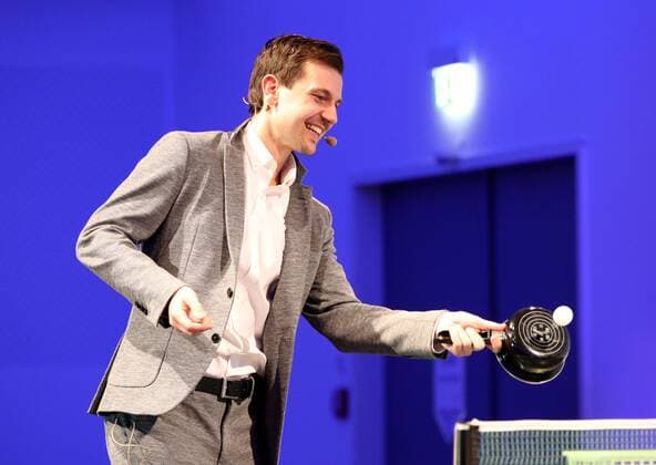 Deutschland, Würzburg, VCC, 21.03.2017, Fair ist Mehr Bild: Timo Boll (deutscher Tischtennisprofi) kommt auch mit einem Topf an der Platte als Schläger zurecht Copyright: HMBxMedia xHeikoxBecker