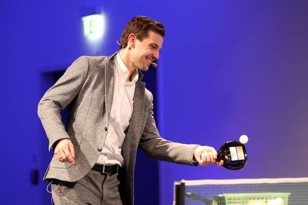 Deutschland, Würzburg, VCC, 21.03.2017, Fair ist Mehr Bild: Timo Boll (deutscher Tischtennisprofi) kommt auch mit einem Bocksbeutel an der Platte als Schläger zurecht Copyright: HMBxMedia xHeikoxBecker