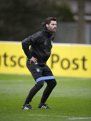 21.03.2017, Fussball Test-Länderspiel, Deutschland - England, in Dortmund, Abschlusstraining in der Sportschule in Kaiserau. Fitnesstrainer Yann-Benjamin Kugel (re, DFB) macht eine Übung mit dem Deuser-Band vor. 