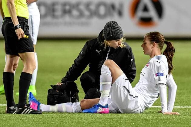 Fußball, Damen, CL, FC Rosengard - FC Barcelona 170322 Rosengards Lotta Schelin tvingas utga skadad under fotbollsmatchen i Champions League mellan Rosengard och Barcelona den 22 mars 2017 i Malmö.  Copyright: PETTERxARVIDSON BB170322PA035