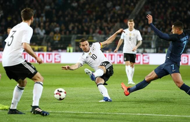 Lukas Podolski, Jake Livermore Einzelbild Freisteller Aktion Fußball Fussball Länderspiel Freundschaftsspiel Saison 2016 2017 22.03.2017 DFB Nationalmannschaft GER BRDeutschland vs. England ENG