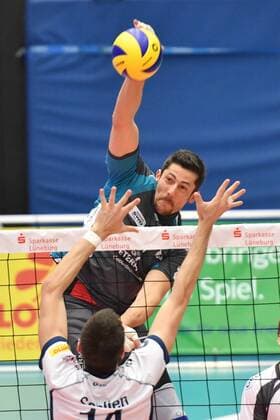GER,VBL, Playoff-Viertelfinale, SVG Lueneburg vs SWD Powervolleys Dueren 22.03.2017, CU Arena, Hamburg, GER, VBL, Playoff-Viertelfinale SVG Lueneburg vs SWD Powervolleys Dueren, im Bild Michel Schlien (Lueneburg 14) versucht sich gegen Michael Andrej (Dueren 11) durchzusetzen nordphoto xWitke
