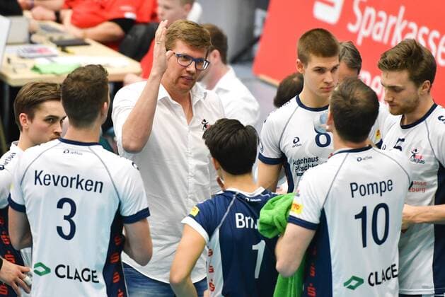 GER,VBL, Playoff-Viertelfinale, SVG Lueneburg vs SWD Powervolleys Dueren 22.03.2017, CU Arena, Hamburg, GER, VBL, Playoff-Viertelfinale SVG Lueneburg vs SWD Powervolleys Dueren, im Bild Trainer Stefan Huebner (Hübner Lueneburg) spricht mit der Mannschaft nordphoto xWitke